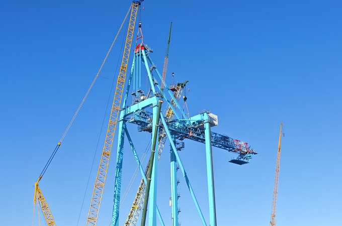 Mammoet helps Liebherr ship STS cranes to Spanish port